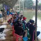 Sejumlah anggota Satpol PP melakukan penyegelan kolam pemancingan di Kelurahan Tanah Baru, Kecamatan Beji, Kota Depok. (Istimewa)