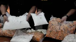Sabu tersebut diselundupkan dari Hongkong ke Indonesia melalui kemasan yang berisi manisan jeruk, Jakarta, (10/10/14). (Liputan6.com/Johan Tallo)