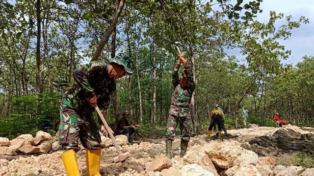 Anggota Satgas TMMD ke-113 Kodim 0721/Blora saat berjibaku memecah batu. (Liputan6.com/Ahmad Adirin)