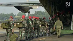 Anggota Kopassus menaiki pesawat Hercules di Lanud Halim Perdanakusuma, Jakarta, Senin (30/7). 140 personel Kopassus dikerahkan untuk mengevakuasi ratusan orang yang terjebak di Gunung Rinjani akibat gempa 6,3 SR di Lombok. (Merdeka.com/Iqbal S. Nugroho)