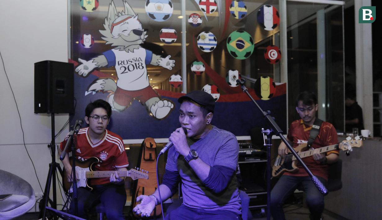 Penyanyi meriahkan nobar final Piala Dunia di Hotel Novotel, Tangerang, Minggu, (15/6/2018). Prancis menjadi juara Piala Dunia 2018 usai mengalahkan Kroasia 4-2. (Bola.com/M Iqbal Ichsan)