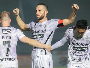 Pemain Bali United, Ilija Spasojevic (tengah) melakukan selebrasi usai mencetak gol ke gawang Borneo FC dalam laga pekan ke-5 BRI Liga 1 2021/2022 di Stadion Indomilk Arena, Tangerang, Selasa (28/09/2021). Kedua tim bermain imbang 1-1. (Bola.com/Bagaskara Lazuardi)