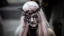 Penggemar film horor memakai kostum dan berdandan menyerupai zombie saat berpartisipasi dalam acara Zombie Walk di Place de la Republique, Paris, Sabtu (12/10/2019). Sejak 2008, acara Zombie Walk digelar untuk orang-orang yang terobsesi dengan mayat hidup. (Martin BUREAU / AFP)