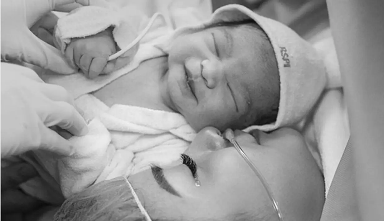 Artis sinetron Chelsea Olivia baru saja melahirkan anak pertamanya Jumat, (9/9/2016) pukul 9 pagi. Istri Glenn Alinskie itu melahirkan anak pertamanya secara caesar di Rumah Sakit Pondok Indah. (dok. Instagram)