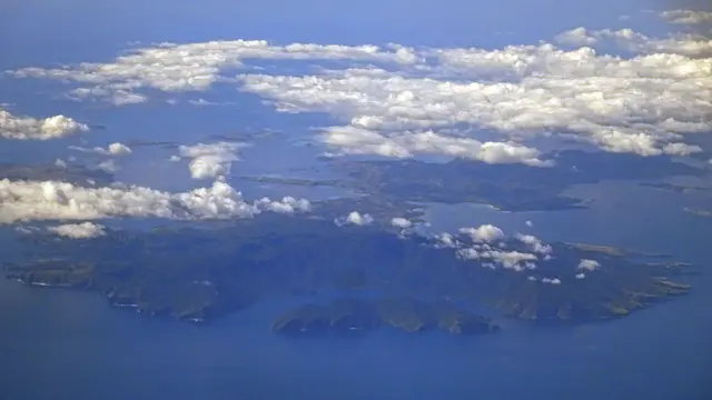Gunung Doro Ora dari pesawat udara, puncak tertinggi di Pulau Rinca. (Dok: Gunung Bagging/https://www.gunungbagging.com/doro-ora/)