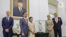 Presiden Joko Widodo didampingi Ibu Negara Iriana dan Raja Belanda Willem Alexander didampingi Ratu Maxima Zorreguieta Cerruti berpose di dekat keris milik Pahlawan Nasional Pangeran Diponegoro yang dikembalikan saat pertemuan di Istana Bogor, Selasa (10/3/2020). (Liputan6.com/Faizal Fanani)
