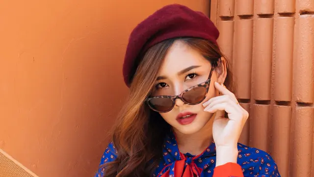 baju merah serius marah tidak tersenyum