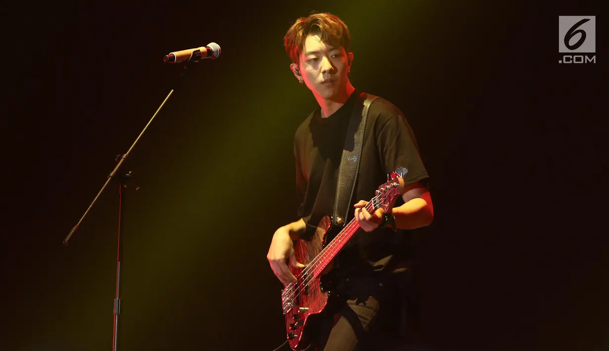 Gitaris grup pop rock asal Korea Selatan, CNBLUE Lee Jong Hyun saat konser bertajuk Between Us di Indonesia Convention Exhibition (ICE) BSD, Tangerang Selatan, Sabtu (15/7). (Liputan6.com/Herman Zakharia)