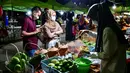 <p>Penjual membuat minuman untuk pembeli  selama bulan suci Ramadhan di pasar malam di provinsi Narathiwat, Thailand selatan (21/4/2022). Penjual makanan jalanan mendirikan kios mereka untuk menjual makanan kepada umat Muslim untuk berbuka puasa. (AFP/Madaree Tohlala)</p>