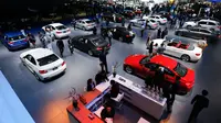 Sejumlah pengunjung saat menikmati pameran Bangkok Internasional Motor Show 2016  di Thailand, (22/3).  Pameran otomotif ini diklaim terbesar se-Asia Tenggara dan masuk dalam 10 besar dunia. (REUTERS / Chaiwat Subprasom)