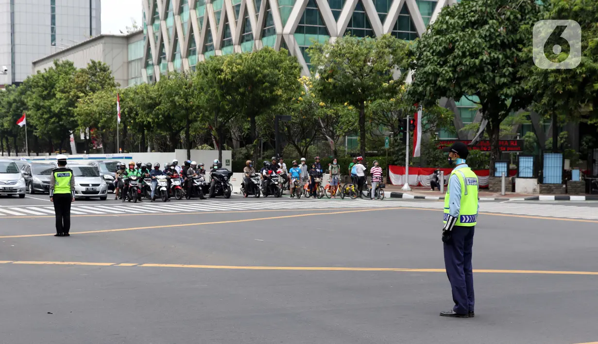 Suasana penghentian aktivitas di perempatan Bank Indonesia jalan MH Thamrin, Jakarta, Senin (17/8/2020). Dalam rangka HUT ke-75 tahun Kemerdekaan Indonesia, masyarakat menghentikan aktivitas selama tiga menit sebagai bentuk penghormatan detik-detik proklamasi. (Liputan6.com/Helmi Fithriansyah)