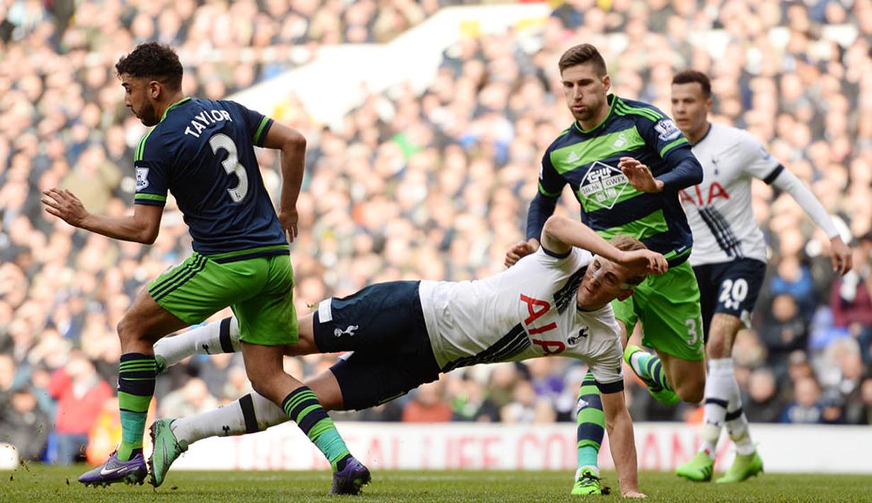 4. Striker Tottenham, Harry Kane, terjatuh berebut bola dengan pemain Swansea, Neil Taylor, pada laga Liga Premier Inggris di Stadion White Hart Lane, Minggu (28/2/2016). Tottenham berhasil menaklukan Swansea 2-1. (Reuters/Tony O'Brien)