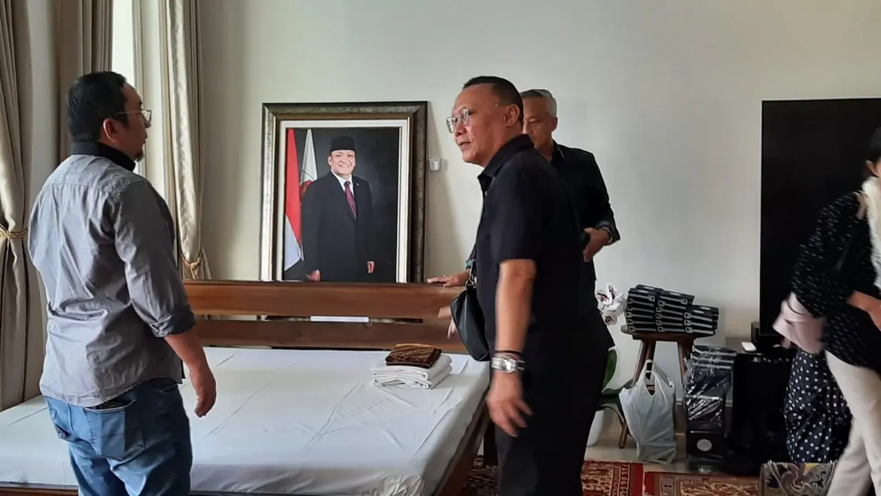 Suasana Rumah Duka Almarhum Wakil Ketua Komisi I DPR RI Bambang Kristiono di di kawasan Bangka, Jakarta Selatan.