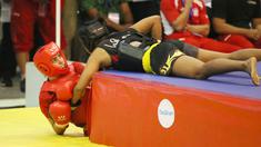 Atlet wushu Indonesia, Moria Manalu (kanan), membanting lawannya asal Turki, Nagihan Kalyoncu, di kelas Sanda Wanita 60 kg pada Kejuaraan Dunia Wushu 2015 di Istora Gelora Bung Karno, Senayan, Jakarta, Senin (16/11/2015). (Bola.com/Nicklas Hanoatubun)