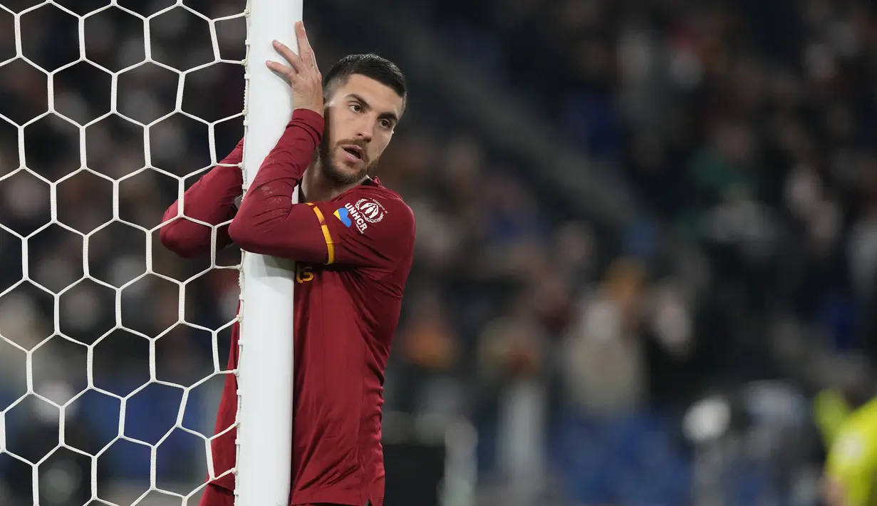 Reaksi pemain Roma Lorenzo Pellegrini setelah gagal mencetak gol ke gawang Atalanta pada pertandingan sepak bola Liga Italia di Olympic Stadium, Roma, Italia, 5 Maret 2022. Roma menang 1-0. (AP Photo/Andrew Medichini)