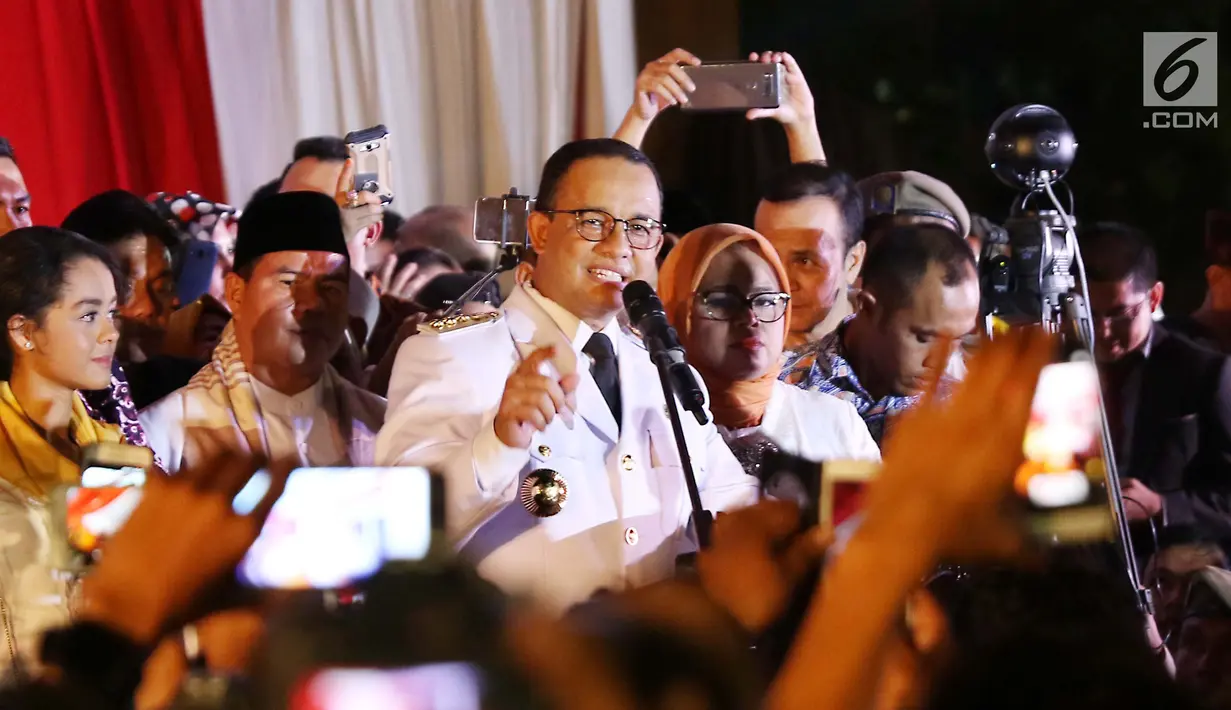 Gubernur DKI Jakarta Anies Baswedan saat memberikan pidato pertama di hadapan warga Jakarta di Balai Kota, Senin (16/10). Anies-Sandi resmi menjadi Gubernur dan Wakil Gubernur DKI Jakarta periode 2017-2022. (Liputan6.com/Faizal Fanani)