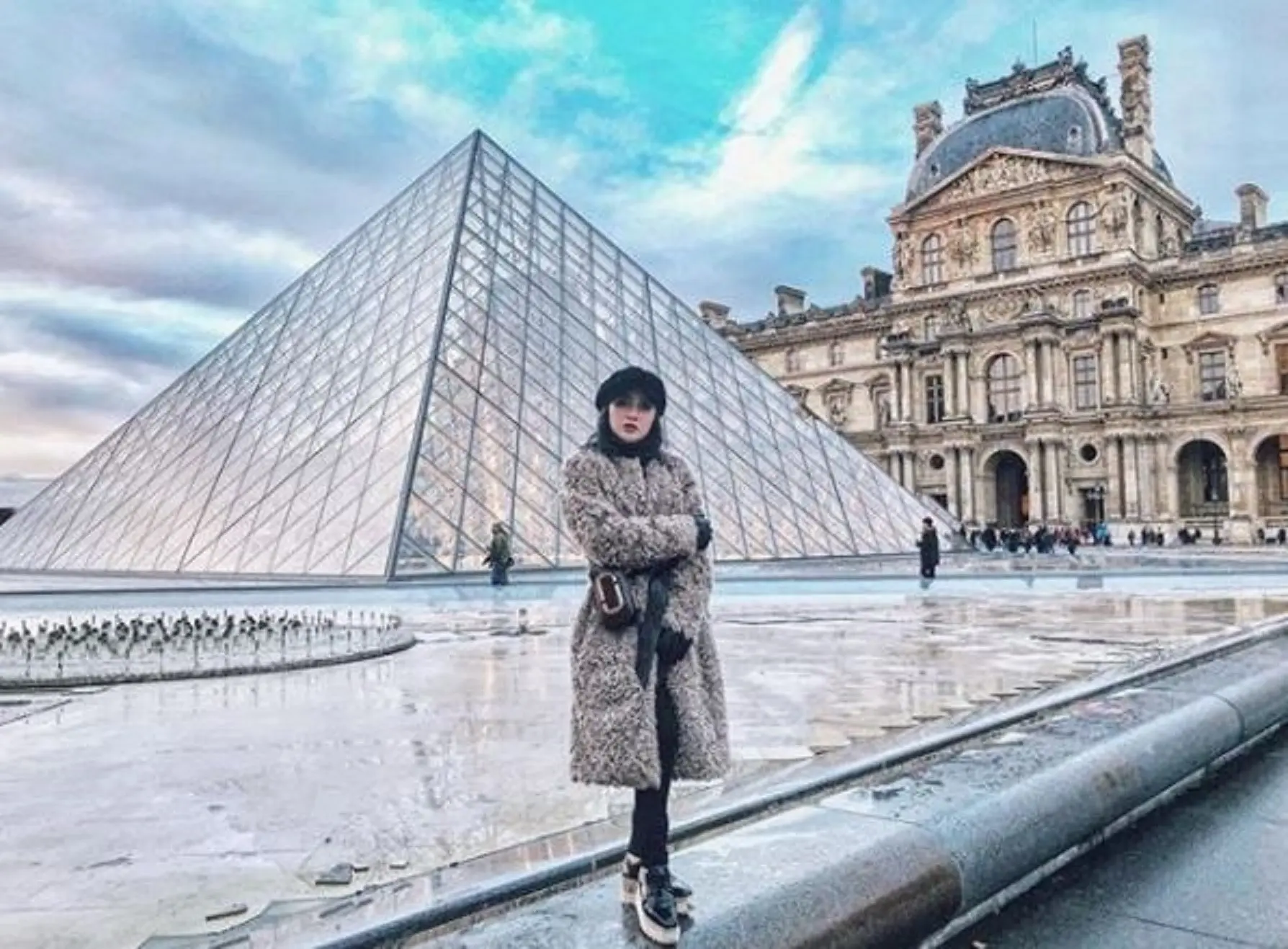 Selain Menara Eiffel, Cita Citata berkunjung ke Museum Louvre di Paris (Instagram/@cita_citata)