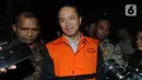 Mantan Presiden Direktur PT Lippo Cikarang, Bartholomeus Toto memakai rompi tahanan usai menjalani pemeriksaan oleh penyidik di Gedung KPK, Jakarta, Rabu (20/11/2019). Bartholomeus Toto resmi ditahan 20 hari kedepan untuk mempermudah pemeriksaan. (merdeka.com/Dwi Narwoko)