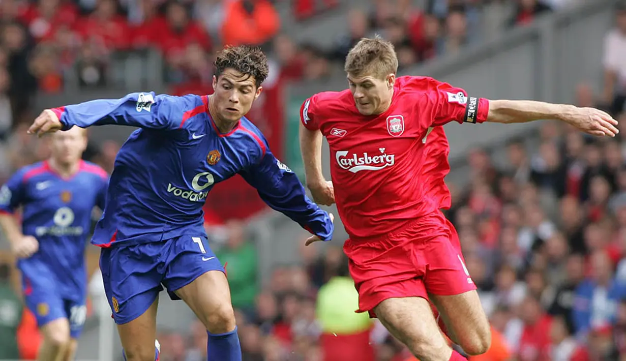 Gelandang Liverpool, Steven Gerrard, beradu cepat dengan gelandang Manchester United, Cristiano Ronaldo, pada laga Liga Premier Inggris di Stadion Anfield, Inggris, Minggu (18/9/2005). (AFP/Martyn Harrison) 
