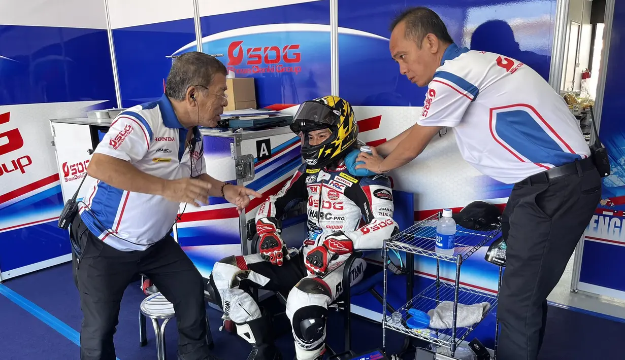 Pembalap Haruki Noguchi (tengah), saat berada diruang kendali SDG MS Harc-Pro.Honda.Ph di Sirkuit Mandalika, Lombok, Sabtu (12/08/2023). (Twitter/@SdgMSOfficial)