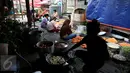 Sejumlah ibu-ibu terlihat sibuk memasak di Dapur umum Daarul Falah, Jakarta, Kamis (1/12). Dapur ini merupakan Posko inisiatif warga untuk memasak nasi bungkus sebanyak 2500 bungkus untuk peserta aksi demo bela Islam 3 besok. (Liputan6.com/Johan Tallo)