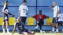 Pelatih Didier Deschamps berbincang santai dengan pemain Prancis sebelum sesi latihan di Glebovets, Rusia, (12/7/2018). Latihan tersebut sebagai persiapan Prancis melawan Kroasia pada Final Piala Dunia 2018. (AP/David Vincent)