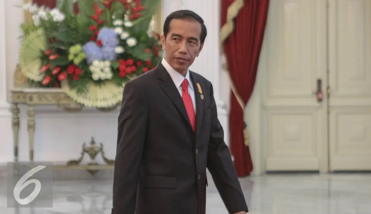 Presiden Jokowi bersiap menyambut kedatangan Ketua Parlemen Tiongkok Yu Zhengsheng di Istana Merdeka, Jakarta, Senin (27/7/2015). Kedatangan Yu Zhengsheng untuk membahas investasi Tiongkok dan kerja sama di bidang kelautan. (Liputan6.com/Faizal Fanani)