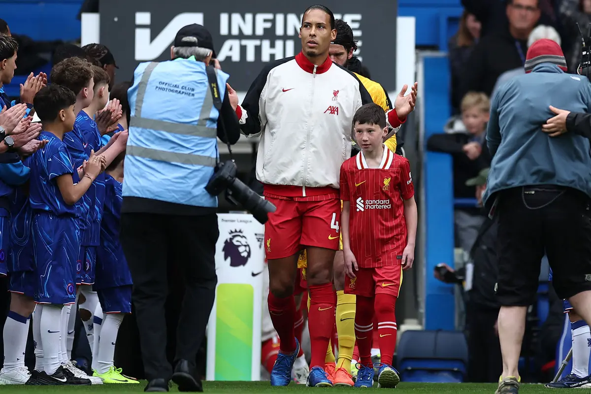 Foto: Momen Chelsea Berikan Guard of Honour untuk Liverpool setelah Memastikan Diri Sebagai Juara Liga Inggris