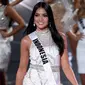 Puteri Indonesia 2015 Anindya Kusuma Putri dalam balutan dress bernuansa putih dan silver pada ajang Miss Universe 2015 di The AXIS Las Vegas, AS, Minggu (20/12). Kontestan asal Indonesia itu berhasil masuk ke-15 besar. (Ethan Miller/Getty Images/AFP)