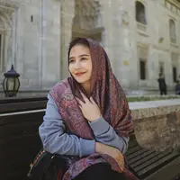 Prilly tampak bersahaja dengan pashmina bermotif didominasi warna merah maroon.&nbsp;@prillylatuconsina96