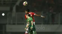 Duel pemain PS TNI, Hong Soon-hak dan pemain Persija, Bambang Pamungkas pada laga Liga 1 2017 di Stadion Pakansari, Bogor, (8/6/2017). (Bola.com/Nicklas Hanoatubun)