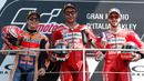 Pembalap Ducati asal Italia, Danilo Petrucci bersama Marc Marquez dan Andrea Dovizioso berada di atas podium usai memenangkan Grand Prix MotoGP Italia di sirkuit Mugello di Scarperia, Italia (2/6/2019). (AP Photo/Antonio Calanni)
