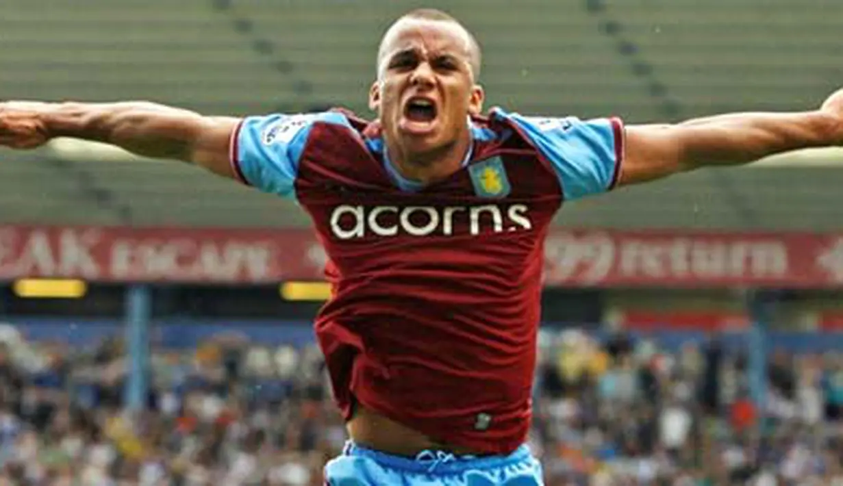 Selebrasi winger Aston Villa, Gabriel Agbonlahor setelah mencetak gol ke gawang Birmingham City dalam lanjutan EPL yang digelar di St Andrews Stadium, 13 September 2009. AFP PHOTO/IAN KINGTON