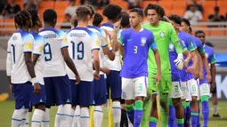 Para pemain starting XI Timnas Brasil U-17 (kanan) dan Inggris U-17 saling berjabat tangan sebelum dimulainya laga ketiga Grup C Piala Dunia U-17 2023 di Jakarta International Stadium, Jakarta Utara, Jumat (17/11/2023). (Bola.com/Ikhwan Yanuar)