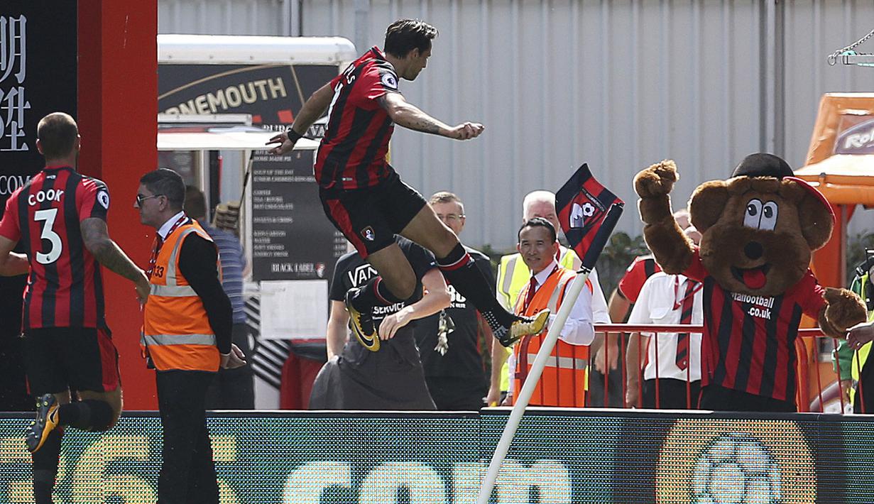 Pemain AFC Bournemouth, Charlie Daniels merayakan gol ke gawang Manchester City ,pada lanjutan Premier League di Vitality Stadium, Bournemouth, (26/8/2017). (Steven Paston/PA via AP)