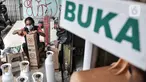 Pekerja saat melakukan pengisian ulang oksigen medis di kawasan Manggarai, Jakarta, Selasa 1/2/2022). Pengelola jasa pengisian oksigen di kawasan Manggarai mengungkapkan permintaan oksigen medis mengalami kenaikan sejak seminggu lalu seiring meningkatnya kasus Covid-19. (merdeka.com/Iqbal S Nugroho)