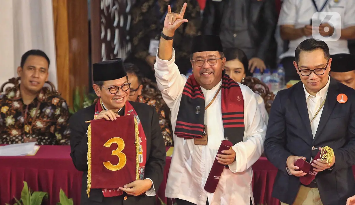 Pengundian no urut pasangan calon gubernur dan wakil gubernur Jakarta juga dihadiri oleh komisioner Badan Pengawas Pemilu (Bawaslu) dan Dewan Kehormatan Penyelenggara Pemilu (DKPP). (Liputan6.com/Angga Yuniar)