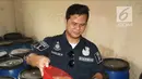 Petugas polisi dari Reskrimsus menunjukan bahan pembuatan ciu yang berhasil diamankan di kawasan Pekojan, Tambora, Jakarta (3/5). (Liputan6.com/Arya Manggala)