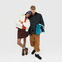 Melalui kolaborasi ini, Anderson kembali mengeksplorasi kontras antara tradisi dan modernitas, sementara UNIQLO menghadirkan teknologi LifeWear yang mengutamakan kenyamanan tanpa mengorbankan gaya. [Dok/UNIQLO Indonesia].