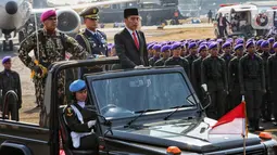 Presiden Joko Widodo menginspeksi pasukan pada perayaan HUT ke-74 TNI di Taxi Way Echo, Lanud Halim Perdanakusuma, Jakarta Timur, Sabtu (5/10/2019). HUT ke-74 TNI diikuti 6.806 personel. (Liputan6.com/JohanTallo)