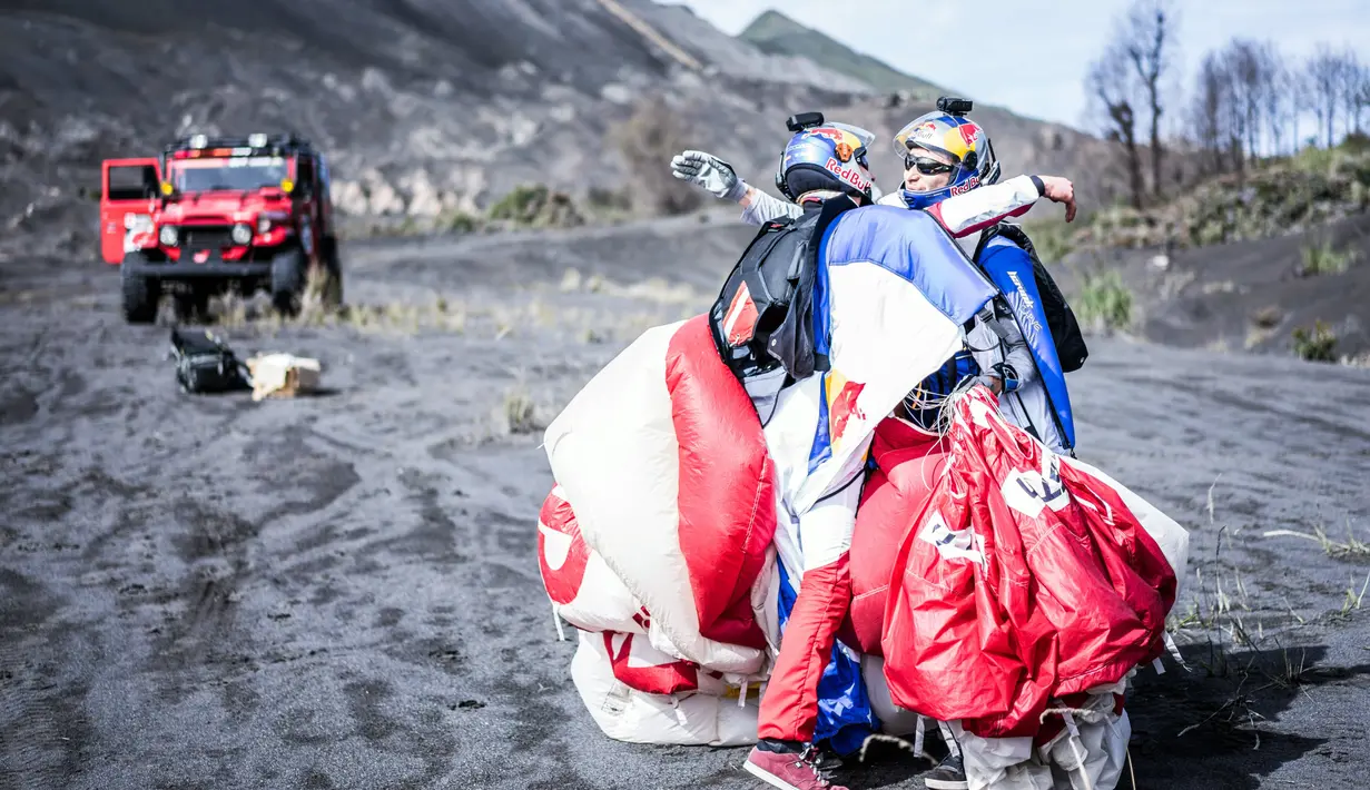 Marco Waltenspiel dan Georg Lettner saat mendarat setelah terbang menggunakan wingsuit. (Red Bull Content Pool)