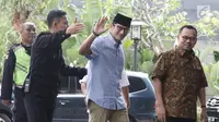 Bakal calon wakil presiden, Sandiaga Uno didampingi tim sinkronisasi Anies-Sandi selama Pilkada DKI, Sudirman Said mendatangi gedung KPK, Jakarta, Selasa (14/8). Kedatangan Sandiaga untuk melaporkan LHKPN. (Liputan6.com/Herman Zakharia)