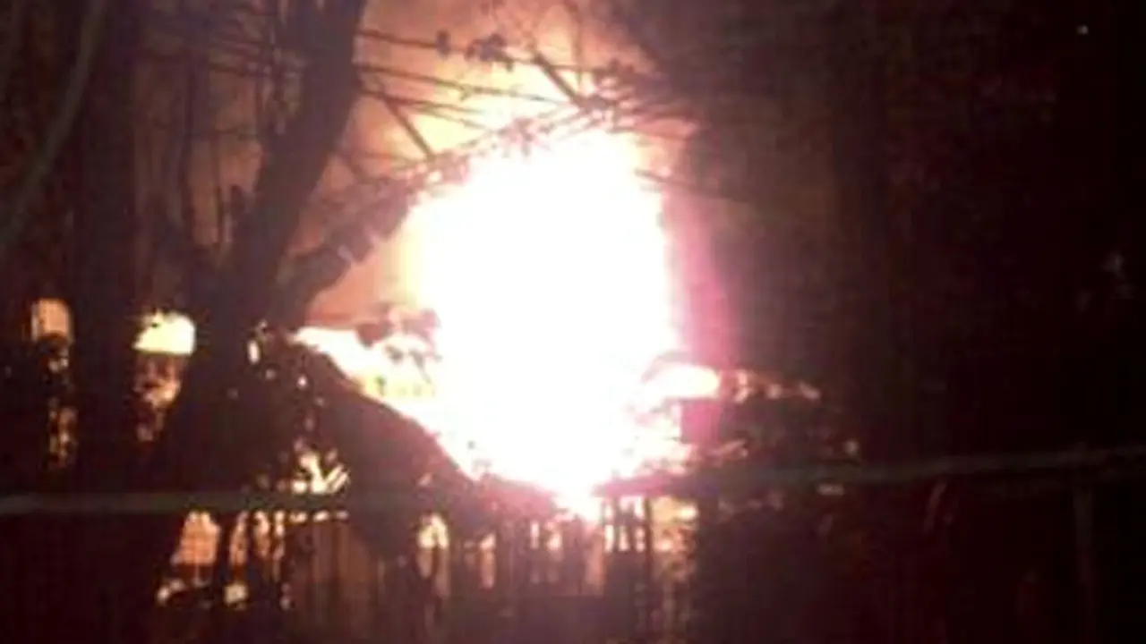gardu-terbakar-131002c.jpg