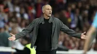 Ekspresi pelatih Paris Saint-Germain (PSG), Luis Enrique, saat laga melawan Barcelona pada lanjutan Liga Champions 2025/2026 di Estadi Olimpic Lluis Companys, Barcelona, Kamis (2/10/2025) dini hari WIB. (Josep Lago/AFP)
AFPForum
