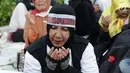 Peserta aksi massa Gerakan Nasional Kedaulatan Rakyat berdoa bersama saat unjuk rasa di depan Gedung Bawaslu, Jalan MH Thamrin, Jakarta, Selasa (21/5/2019). Dalam aksinya, mereka Bawaslu memeriksa hasil Pemilu 2019 yang dinilai banyak terdapat kecurangan. (Liputan6.com/Helmi Fithriansyah)