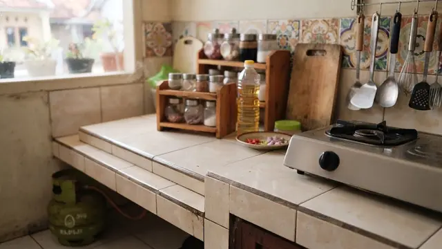 Taruh Minyak Goreng di Samping Kompor