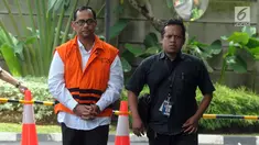 Kepala Kantor Wilayah (Kakanwil) Kemenag Jawa Timur Haris Hasanudin Muafaq Wirahardi (kiri) tiba di Gedung KPK, Jakarta, Kamis (21/3). Haris menjalani pemeriksaan perdana pascaterjaring dalam operasi tangkap tangan (OTT) KPK. (merdeka.com/Dwi Narwoko)