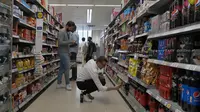 Pengunjung membeli makanan di supermarket di London, Rabu (17/8/2022). Tingkat inflasi Inggris telah mencapai 10,1% pada tahun ini hingga Juli, berdasarkan data dari Kantor Statistik Nasional. Angka tersebut naik dari 9,4% pada bulan Juni dan berada pada level tertinggi dalam lebih dari 40 tahun. (AP Photo/Frank Augstein)