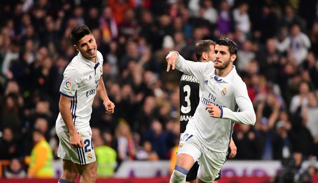 Alvaro Morata membawa Madrid unggul lebih dulu pada menit ke-50. Bola hasil tembakan keras Morata dari luar kotak penalti yang memanfaatkan assist dari Isco, menghujam gawang Deportivo. (AFP/Pierre-Philippe Marcou)