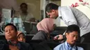 Suami anggota DPRD sekaligus cawalkot Malang 2018 Ya'qud Ananda Gudban, Hanif Thalib mencium sang istri jelang pemeriksaan di Gedung KPK, Jakarta, Selasa (27/3). Nanda diperiksa sebagai tersangka dugaan suap. (Merdeka.com/Dwi Narwoko)